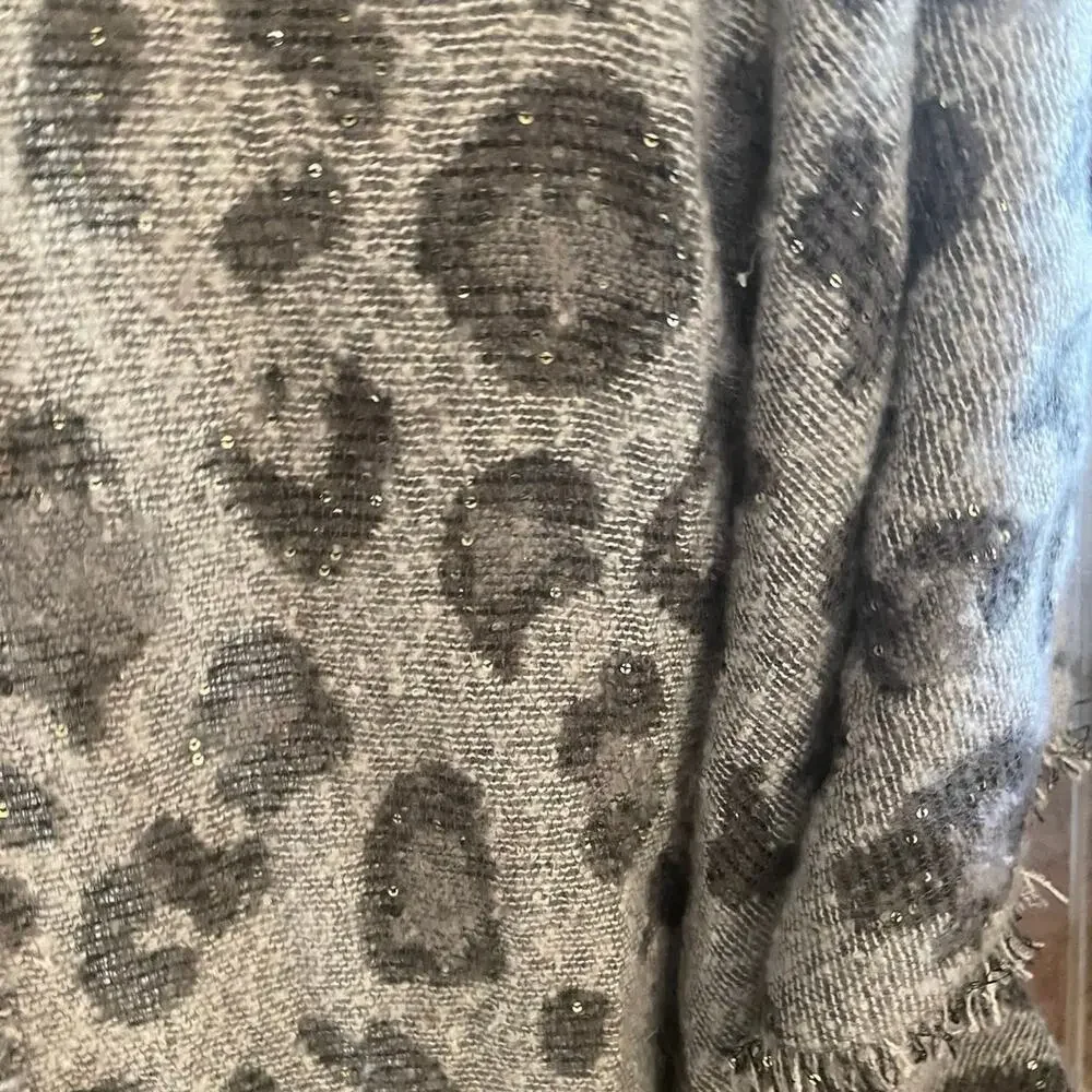 Collectionsightsee large wrap shawl gray cheetah